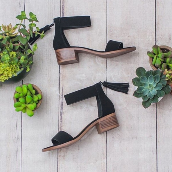 Shoes - Black Ankle Strap Sandals